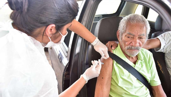 Balanço positivo: Mais de 1,9 mil idosos e profissionais de saúde foram vacinados no primeiro dia de campanha
