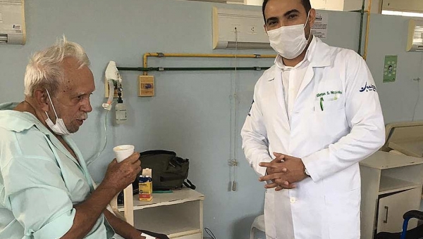 Idoso 81 anos que estava internado na UPA diagnosticado com a COVID-19 recebe alta