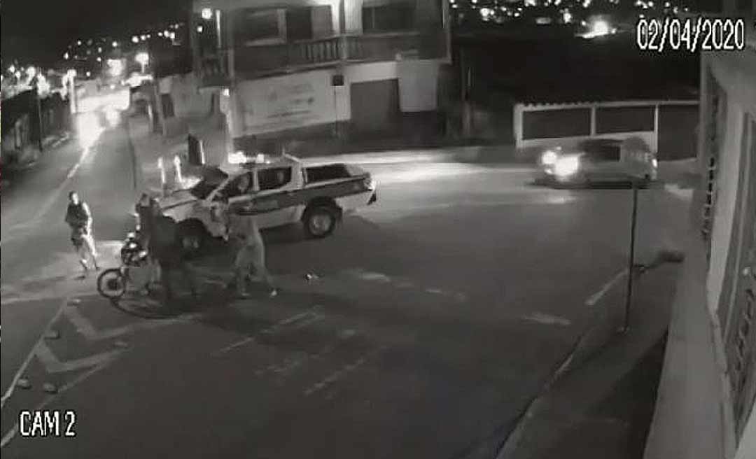 Entregador é empurrado em abordagem policial e imagem revolta internautas no Acre; "Fato isolado", diz comando da PM