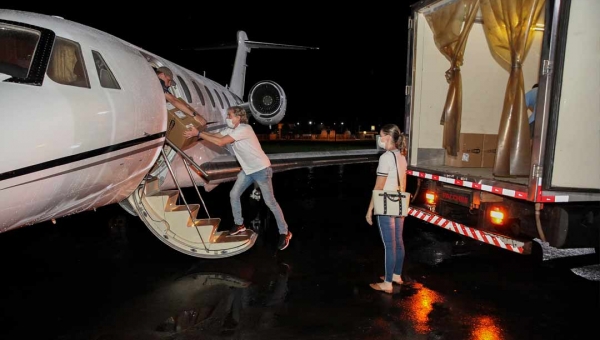 Covid-19: Governo freta aeronave e recebe mais 42 caixas de insumos para exames