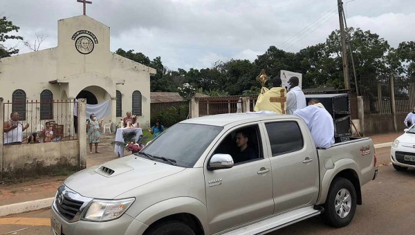 No dia da Páscoa e da ressurreição, fieis fazem carreata em celebração nas ruas de Rio Branco