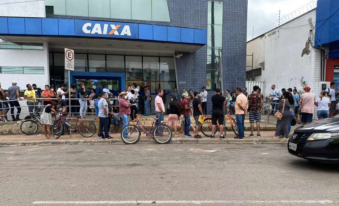 Filas gigantes e aglomerações são registradas na manhã desta segunda-feira em Rio Branco