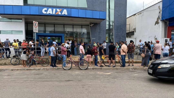 Filas gigantes e aglomerações são registradas na manhã desta segunda-feira em Rio Branco