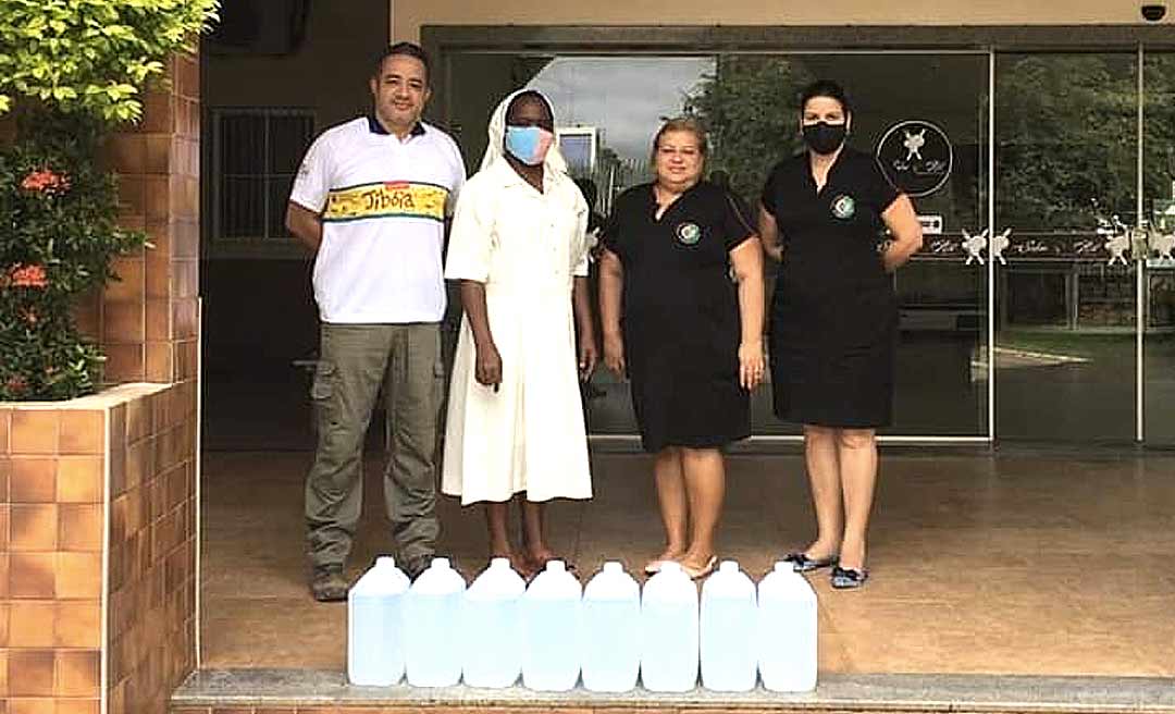 Fábrica de cachaça no Acre produz álcool 70% e doa mais de 1, 5 mil litros a instituições