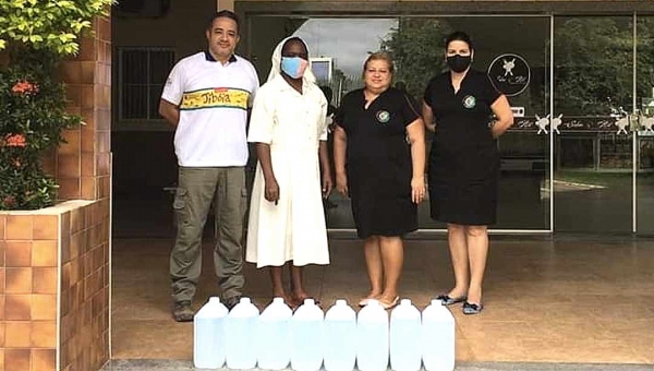 Fábrica de cachaça no Acre produz álcool 70% e doa mais de 1, 5 mil litros a instituições