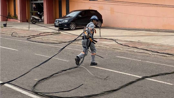 Caminhão derruba poste na Ceará e trânsito fica lento na manhã desta segunda-feira