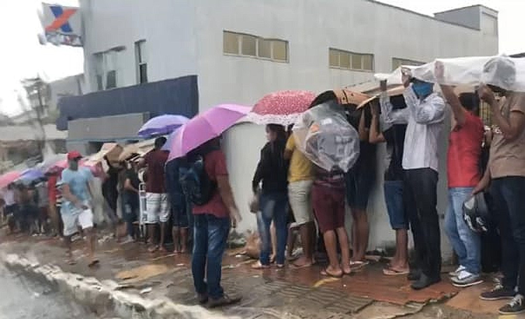 Sob chuva, fila gigante se forma do lado de fora de agência em Cruzeiro do Sul