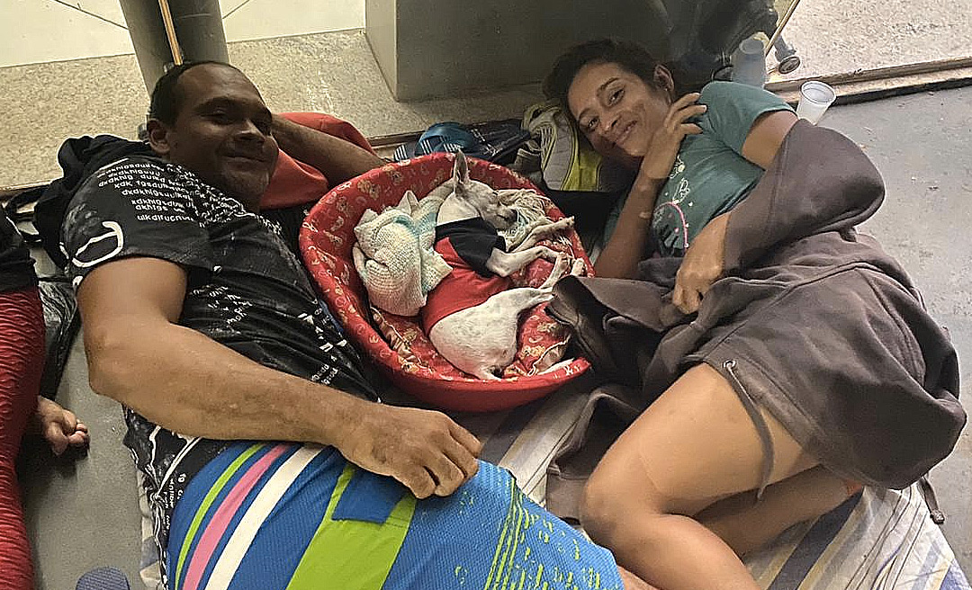 Pessoas dormem do lado de fora de agência da Caixa em Rio Branco para receber auxílio emergencial