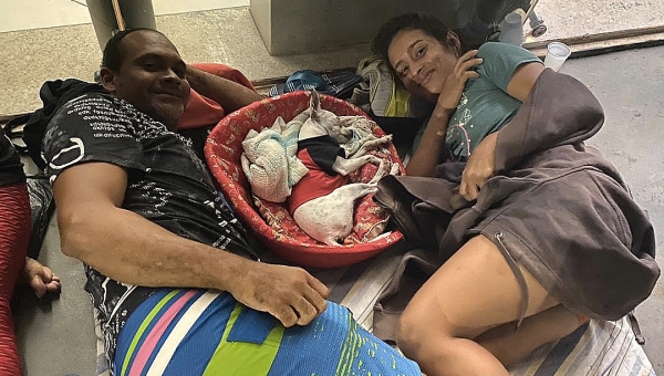 Pessoas dormem do lado de fora de agência da Caixa em Rio Branco para receber auxílio emergencial