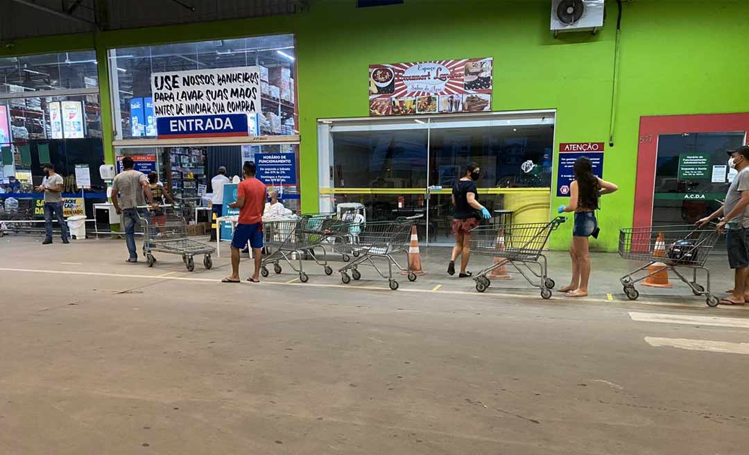 Araújo Mix tem controle de entrada de clientes e fila com distanciamento conforme decreto