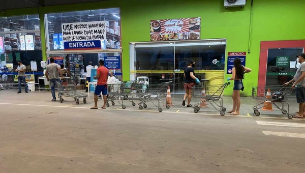 Araújo Mix tem controle de entrada de clientes e fila com distanciamento conforme decreto