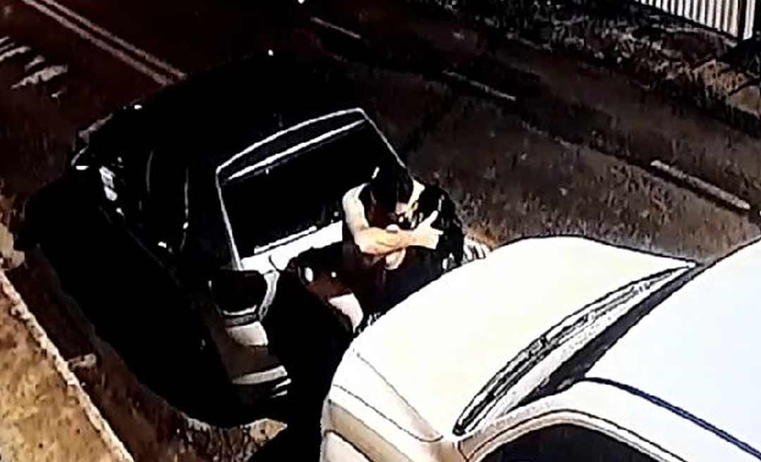 Casal é flagrado por câmera de segurança fazendo sexo no meio da rua em Rio Branco