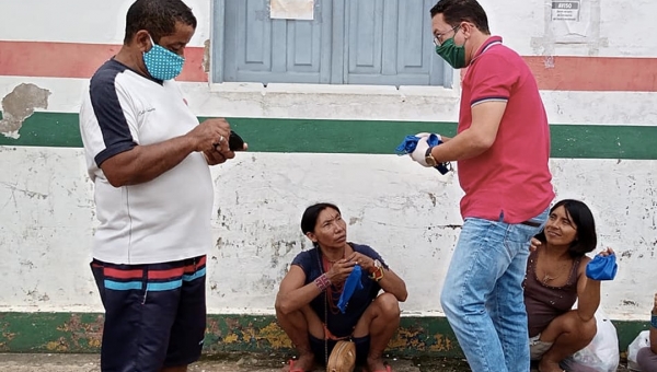 Empresário doa máscaras e álcool em gel a moradores de Tarauacá: “faço minha parte”