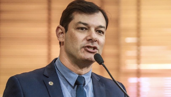 Roberto Duarte solicita que o Estado resolva o problema de emissão de carteira de identidade