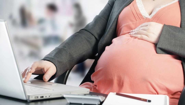 Justiça garante que servidora comissionada seja reintegrada ao cargo até o quinto mês pós parto