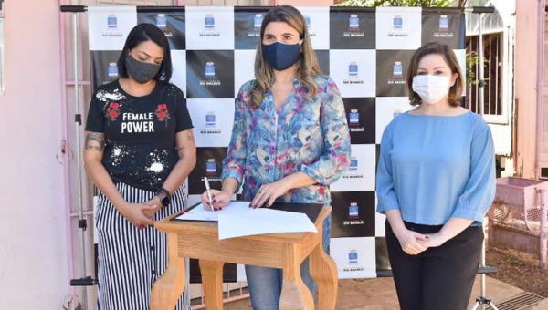 Socorro Neri assina ordem de serviço para reforma da Casa Rosa Mulher