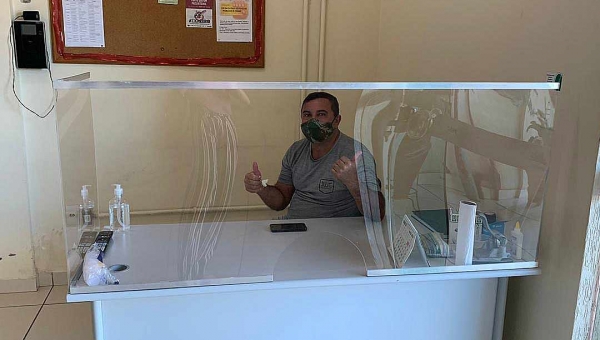 Prefeitura de Rio Branco instala painéis acrílicos de isolamento para atendimento ao público