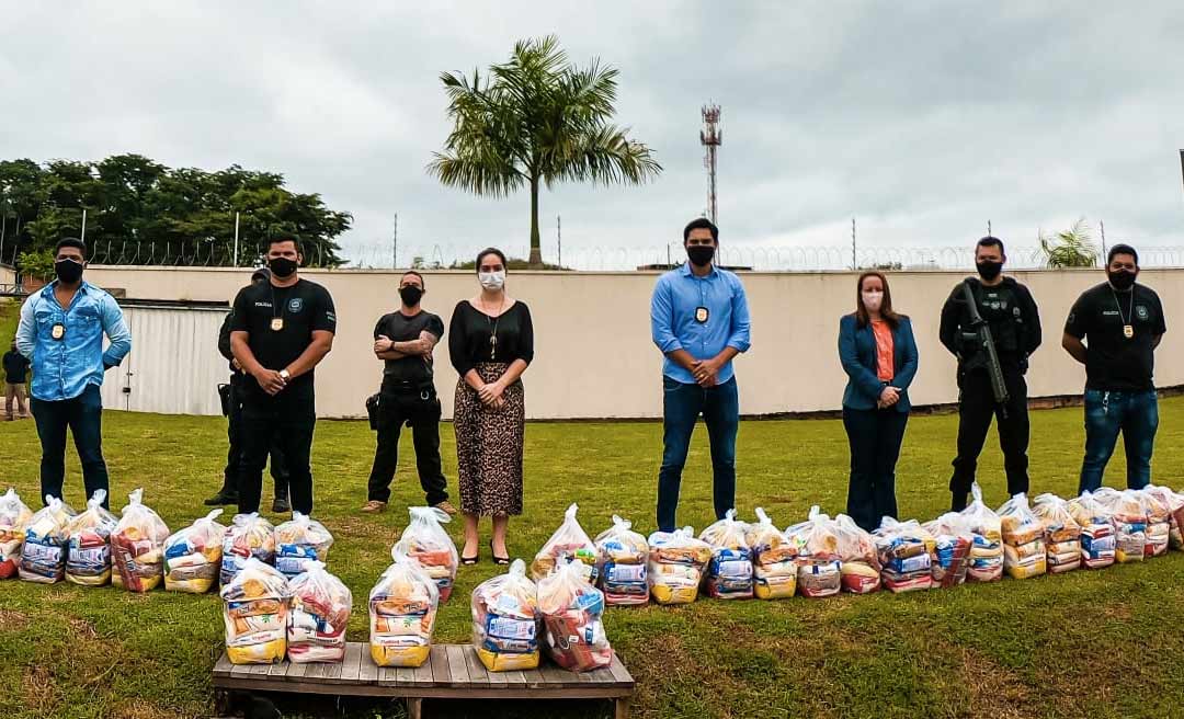 Policiais penais do Acre doam mais de uma tonelada de alimentos para famílias carentes