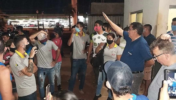 Devendo três meses de salário, Viação Floresta fala em depositar R$ 210 na conta dos trabalhadores, que protestam