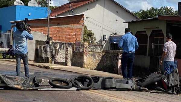 Rua Isaura Parente é fechada em protesto contra esgoto estourado