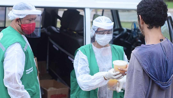 Prefeitura distribui sopa para população em situação de rua