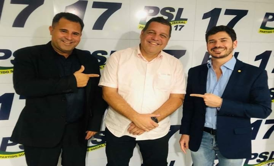 Pedro Valério sorri e faz sinal de arminha para o tucano liberal Major Rocha, seu novo chefe