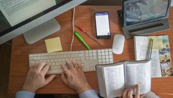 Diante da atual pandemia, Testemunhas de Jeová realizam congresso on-line histórico