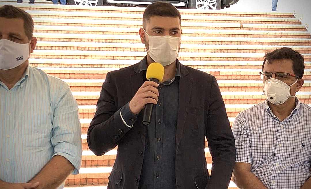 Nicolau Júnior participa de cerimônia de entrega de 110 novos ônibus escolares