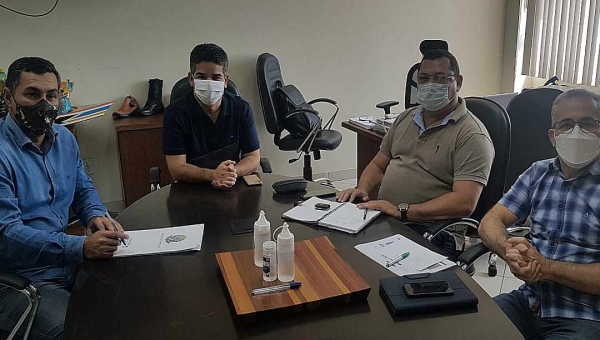 Jesus Sérgio define com secretário de Indústria local para novo polo moveleiro de Tarauacá