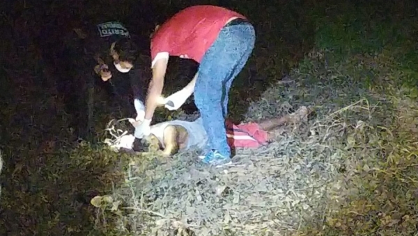 Homem é morto após ser espancado com barras de ferro e levar dois tiros 