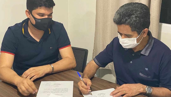 Gladson foi à sede do PP entregar carta de afastamento do partido