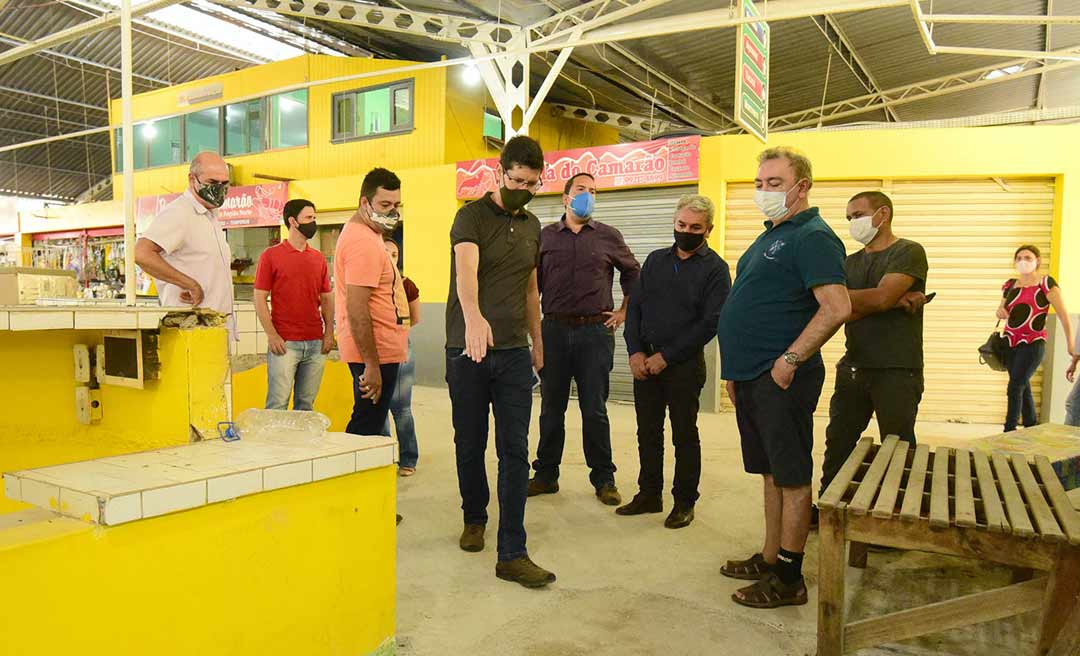 Prefeitura fiscaliza obras de reforma e revitalização dos mercados Aziz Abucater e Elias Mansour