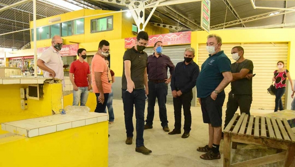 Prefeitura fiscaliza obras de reforma e revitalização dos mercados Aziz Abucater e Elias Mansour