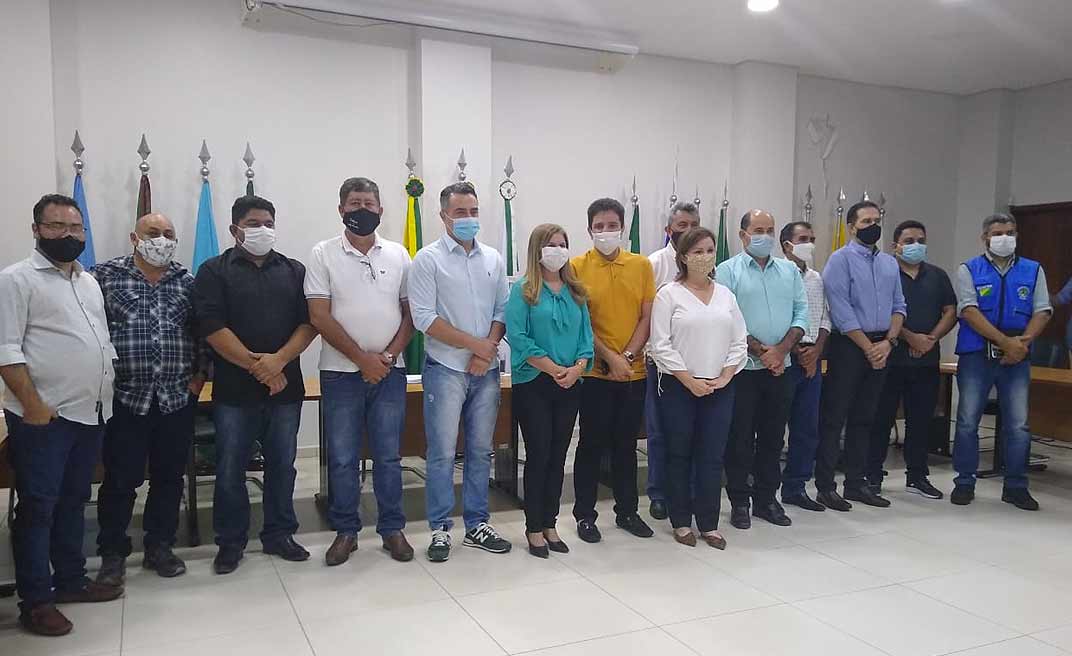 "Sem cores partidárias", governo Gladson doa asfalto a prefeituras e dá empurrão eleitoral em prefeitos que buscam reeleição