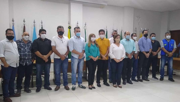 "Sem cores partidárias", governo Gladson doa asfalto a prefeituras e dá empurrão eleitoral em prefeitos que buscam reeleição