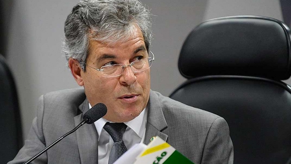 Jorge Viana entra na onda e pergunta a Bolsonaro: "Presidente @jairbolsonaro, por que sua esposa, Michelle, recebeu R$ 89 mil de Fabrício Queiroz?"