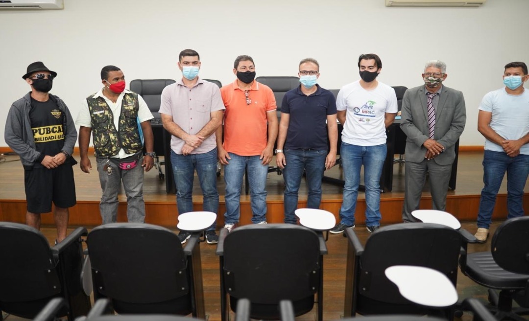 Governador em exercício, Nicolau Júnior, comemora anúncio de voos da Passaredo para Cruzeiro do Sul