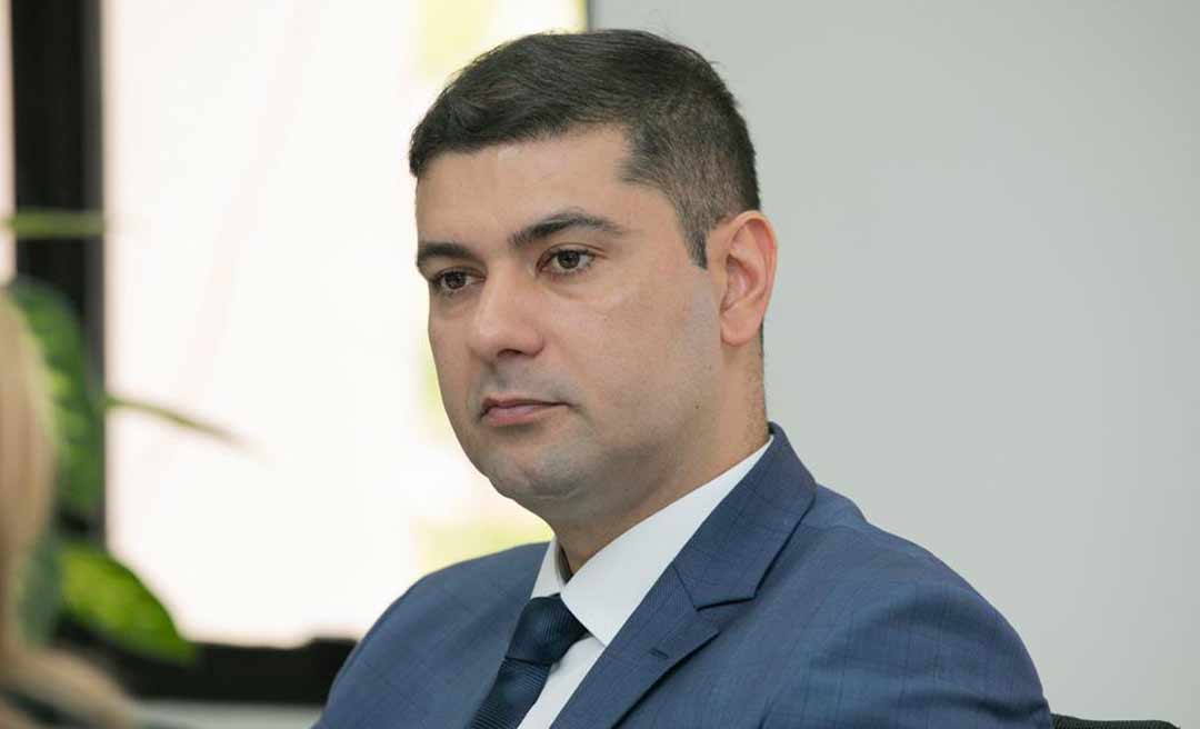 Nicolau Júnior faz aniversário, mas, quem ganha o presente são os servidores da Aleac