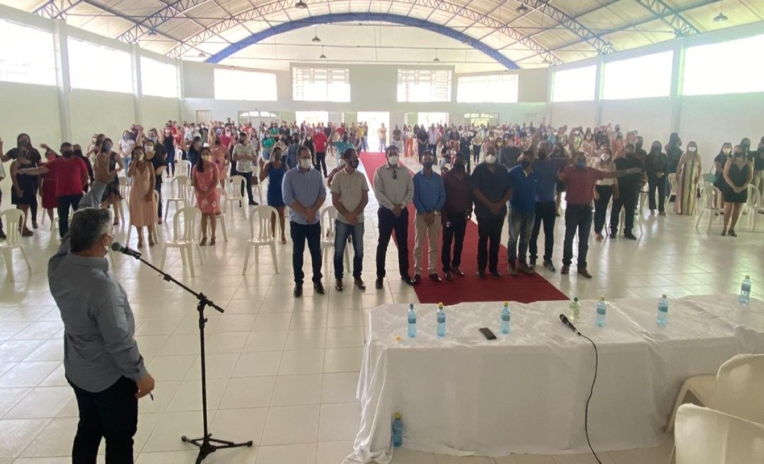 Professores aprovados em concurso são empossados em Cruzeiro do Sul