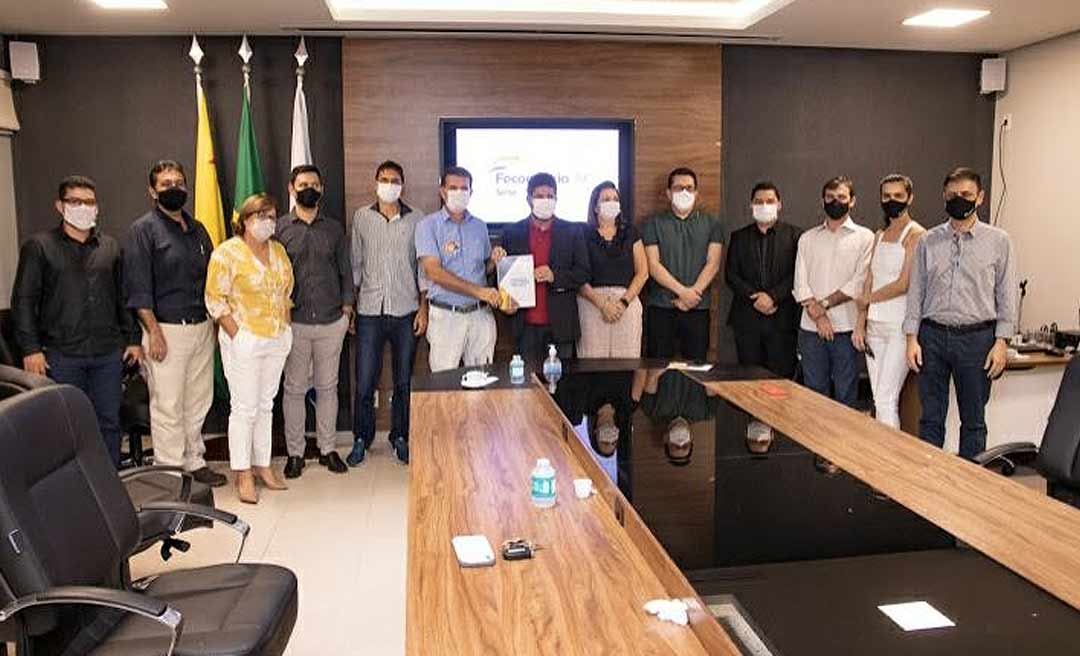 Jarbas Soster conversa com empresários na Fecomércio e recebe pacote de propostas para a gestão