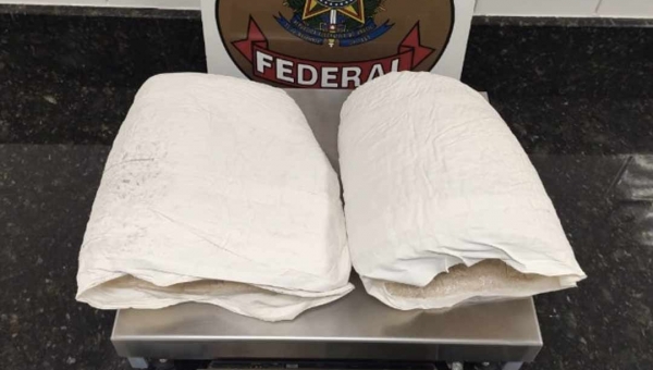 Mulher é presa em flagrante com 4 kg de droga junto ao corpo no aeroporto de Rio Branco