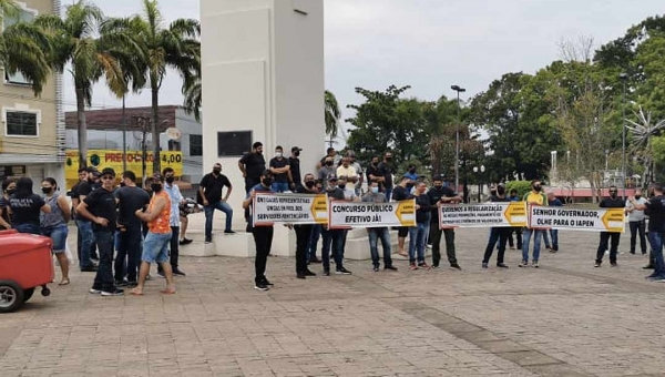 Policiais penais fazem protesto na frente do Palácio Rio Branco pedindo valorização 