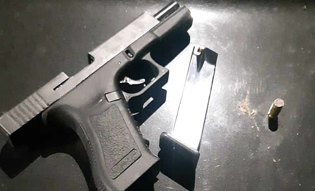 Polícia Civil intercepta veículo, apreende pistola 9 milímetros e prende quatro pessoas