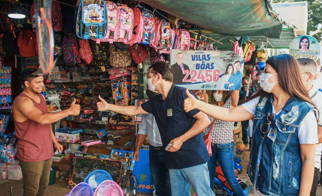 Roberto Duarte e Antônia Lúcia fazem caminhada pelo calçadão do terminal urbano