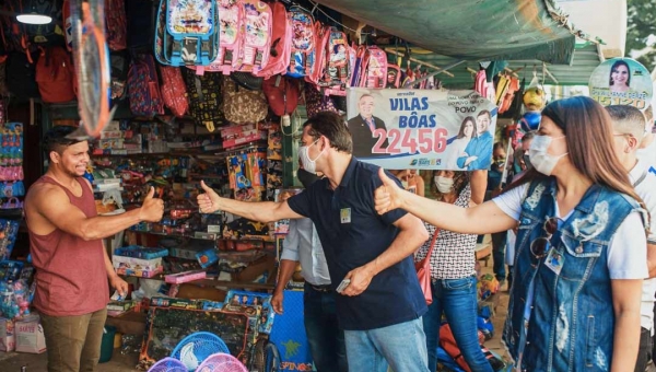 Roberto Duarte e Antônia Lúcia fazem caminhada pelo calçadão do terminal urbano