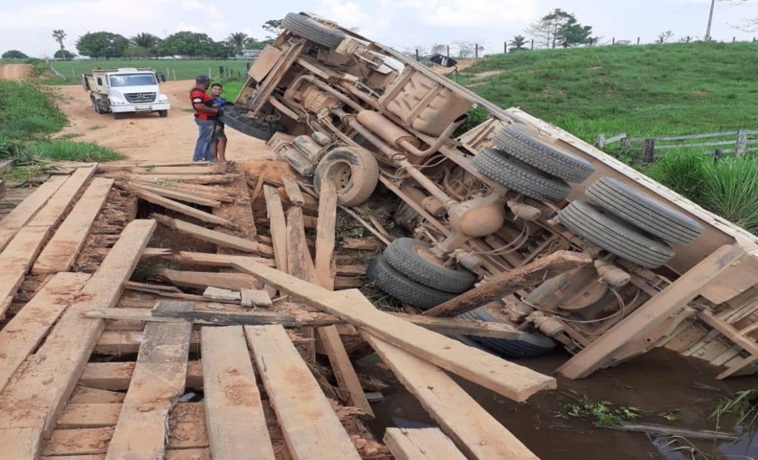 Caçamba cai de ponte na comunidade Caipora ao tentar passar com carregamento de tora 