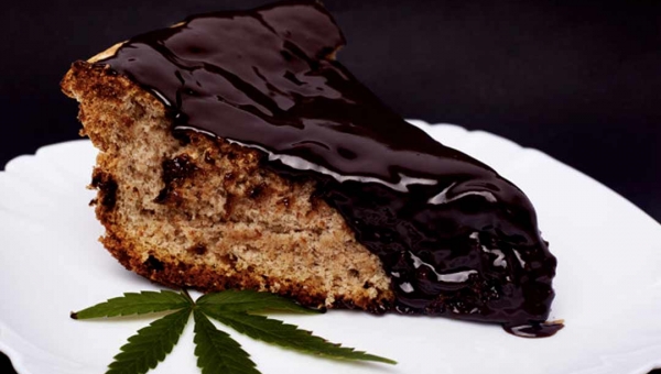 Justiça do Acre inocenta mãe que preparou bolo de chocolate com maconha que resultou em morte de criança