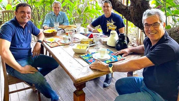 Após macaxeira no café, Jorge Viana publica foto com companheiros e reclama de "ingratidão"