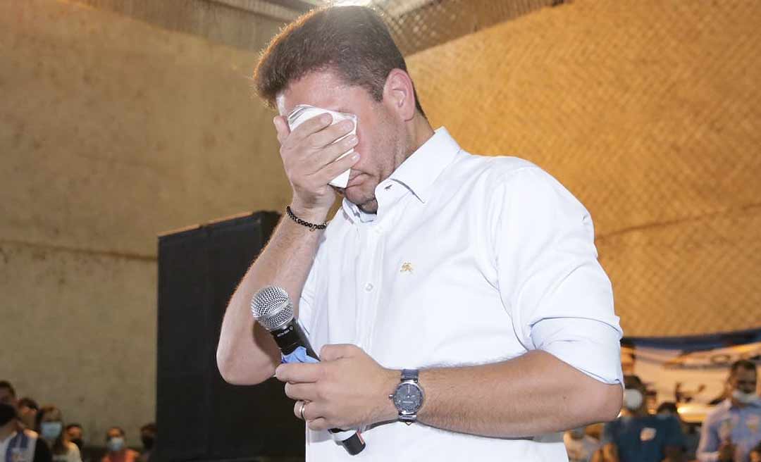 Gladson chora ao anunciar construção de nova maternidade e relembra história emocionante de sua avó