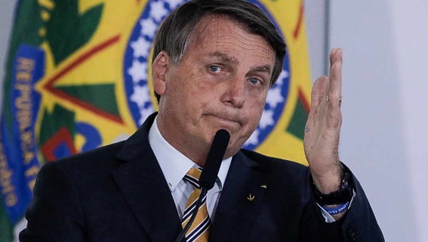 Brasil tem de deixar de ser 'país de maricas' e enfrentar pandemia 'de peito aberto', diz Bolsonaro